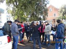 Mariapaola Pietracci Mirabelli spiega i luoghi davanti alla prof.ssa Daniela Bravi e alla di lei classe