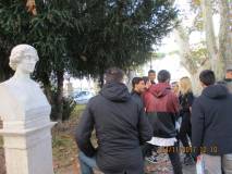 Gli alunni del Ist. Sup. Papareschi plesso Via delle Vigne davanti al Busto di Colomba Antonietti… ma la scuola non si può riappropriare del nome di Colomba?