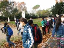 I ragazzi in giro per il Parco vicino alla stele dell’Università di Padova