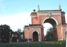 Tutti sotto l’Arco dei Quattro Venti -arch. Busiri Vici- costruito sui ruderi di Villa Corsini