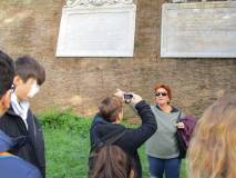 Sulle mura di Villa Sciarra si spiegano le lapidi affiancate: quella del 1871 per Roma Capitale vicino a quella papalina, non distrutta