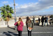Due ragazze non resistono… vogliono una loro foto al panorama di Roma