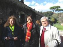 Contenta la prof.ssa Isabella Pagliei in foto con Noemi Grimaldi ed Enrico Luciani