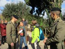 Una ragazza, leggermente impaurita dallo sparo, è assistita benevolmente dalla prof.ssa Troyli e da due militari che poi fanno con lei una foto ricordo