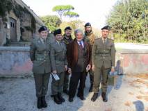 Enrico Luciani tra i militari spiega i suoi trascorsi militari a Bracciano come capo pezzo di Artiglieria