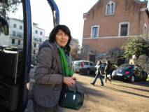 Arriva il pullman, scende la prof.ssa Silvia Dominici