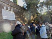 Alle lapidi affiancate sulle mura gianicolensi