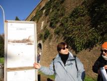La prof.ssa Annarita Nucci mostra le brecce dei francesi