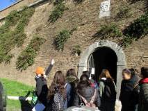 Mariapaola mostra lo stemma dei Barberini di Papa Urbano VIII