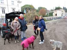 Enrico Luciani dialoga con i proprietari dei cani che frequentano la Villa: un simpatico incontro con l’Arch. Gianaldo Della Rocca della prestigiosa Fondazione Aldo Della Rocca
