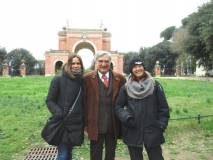 Subito all’aiuola davanti all’Arco dei Quattro Venti: da sinistra Sheila Cherubini , Enrico Luciani e la prof.ssa Giovanna Sartoris