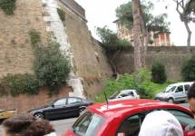 Sotto l’ottavo bastione si spiegano le mura gianicolensi volute da Papa Urbano VIII