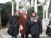 Al tempietto, malgrado la magia avversa, riesce la foto di Enrico Luciani con Sheila Cherubini e la prof. Giovanna Sartoris