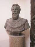 Il busto di Medici sulla colonna in marmo nella sede dell’I.S. Federico Caffè