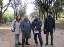 Sul viale dei combattimenti, da sinistra, la professoressa Matilde Sarti , Enrico Luciani, Alessandro Granata, Claudio Mancini