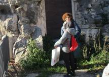 La prof.ssa Luciana Capozza a Largo 3 giugno 1849 scopre subito le palle di cannone nella roccia