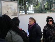I ragazzi a Villa Spada rileggono la difesa dei bersaglieri lombardi e la morte di Manara: Antonella Prudenzi e Paola Lomuscio ascoltano attentamente