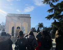 Il gruppo arriva al Mausoleo: anche se è giovedì purtroppo è chiuso, a causa dei lavori in corso