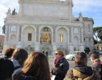 Al fontanone dell’acqua Paola, Antonella Prudenzi spiega alla classe l’acquedotto Traiano