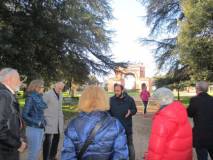 Roberto Calabria sul viale “glorioso” ricorda i caduti e il ferimento mortale di Mameli. Sullo sfondo l’Arco dei Quattro Venti costruito nel 1856-59 sui ruderi di Villa Corsini