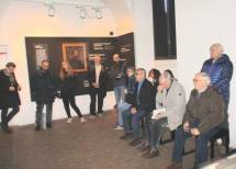 Altri racconti nel Museo: la sala degli eroi a vent'anni. Sulla destra Carlo Accica e Goffredo Scipioni