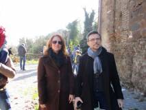 Dario Luciani e Graziella Maiuri davanti alla piazzola in attesa dello sparo del cannone