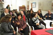 I primi partecipanti alla riunione discutono in attesa dell’orario di inizio