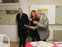 Giuseppe Garibaldi e Mara Minasi osservano i premi e si complimentano con Enrico Luciani per la qualità dell’attestato