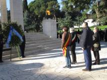 Per I CADUTI la corona di Roma Capitale e della Città Metropolitan, e il fascio di rose rosse dei cittadini.
