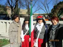 La nostra bibliotecaria Giovanna De Luca, a sinistra, e Stefania Cassia, a destra, salutano le ragazze garibaldine del Matese