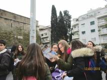 Le ragazze cercano il disegno della breccia: ma è Valerio che scopre i mattoncini bianchi