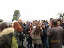 Capoccetti spiega il monumento di Garibaldi; sulla sinistra il prof. Fausto Cominato