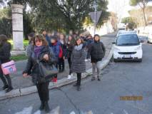 Arriva al fontanone la classe II A con in testa Daniela Donghia seguita dalle proff. Antonietta Senesi e Simona Cappelli