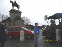 Sergio Garibaldi spiega il monumento di Garibaldi tra l’ammirazione del pubblico e dei liceali presenti