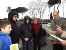 I giovani Matteo Garbelli e Lorenzo Colonna accompagnati dalla loro prof. Tiziana Di Crescenzo premiati dal prof. Antonio Bultrini
