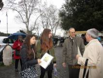 La IV A del liceo Manara e la prof.ssa Concetta De Meo premiati da Enrico Luciani e dal prof. Antonio Bultrini