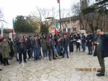 ano da Piazzale Garibaldi altri visitatori a fine giornata. Roberto Calabria spiega il monumento