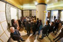 I visitatori commossi leggono con rispetto i nomi dei CADUTI