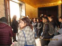 La Dr.ssa Mara Minasi, responsabile del Museo, parla ai presenti. Sarà presente anche alle 15 al Mausoleo e alle 16 al Museo della Repubblica romana