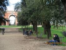Le ragazze della classe II G in attesa: sullo sfondo l’Arco dei Quattro Venti costruito sui ruderi di Villa Corsini