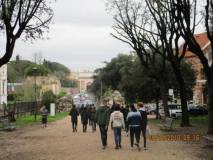 Dopo la lunga spiegazione di Luciani e la consegna delle immagini si lascia il viale dei combattimenti per andare alle mura