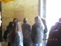 La classe II G lascia una dedica all'interno della cripta del Mausoleo Ossario “AI CADUTI PER ROMA”