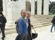 Il prof. Vincenzo Arte con Enrico Luciani al Mausoleo