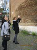 La prof.ssa Marisa Tulli vuol fotografare la palla di cannone