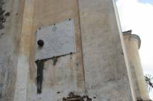 Ecco la lapide con incastonata la palla di cannone, ritrovata durante i lavori di restauro