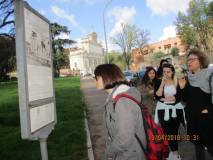 Miriam spiega il Mausoleo leggendo il nostro pannello illustrativo