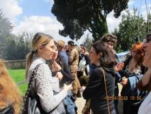 La prof. ssa Rosa Traversi commenta, divertita, con le sue alunne
