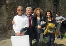 Massimo Capoccetti, Enrico Luciani, Marisa Tulli e Rosa Traversi, tutti contenti, si salutano al cannone