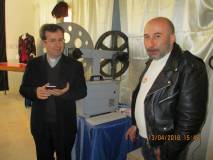 Alessandro Filippi mostra al prof. Filippo Lovison la macchina da ripresa