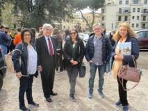 Arriva anche Enrico Luciani per salutare le classi del Keplero: foto ricordo con Mariapaola e Noemi e con i proff. Roberta Servi e Saverio Attrotto